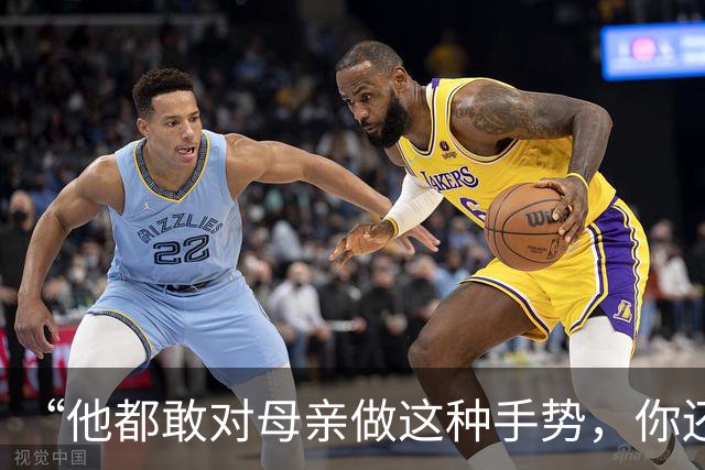 “他都敢对母亲做这种手势，你还能忍？”一段儿子要钱视频，诠释家教的重要